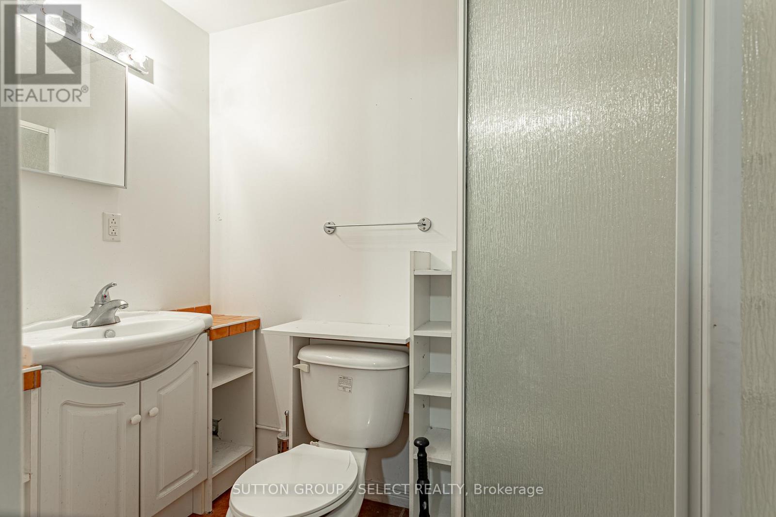 27 - 50 Chapman Court, London North (North L), ON - Indoor Photo Showing Bathroom