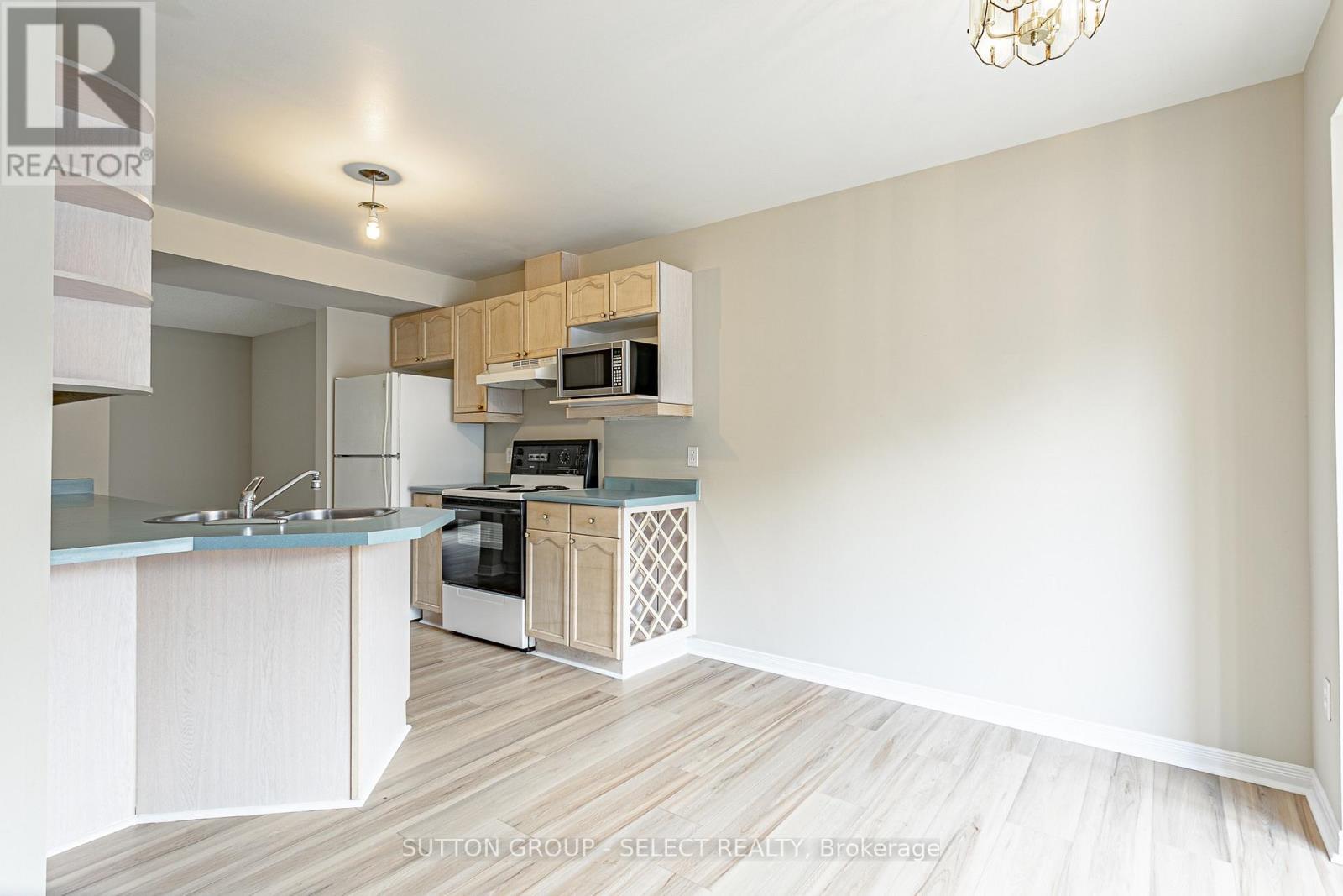 27 - 50 Chapman Court, London North (North L), ON - Indoor Photo Showing Kitchen With Double Sink
