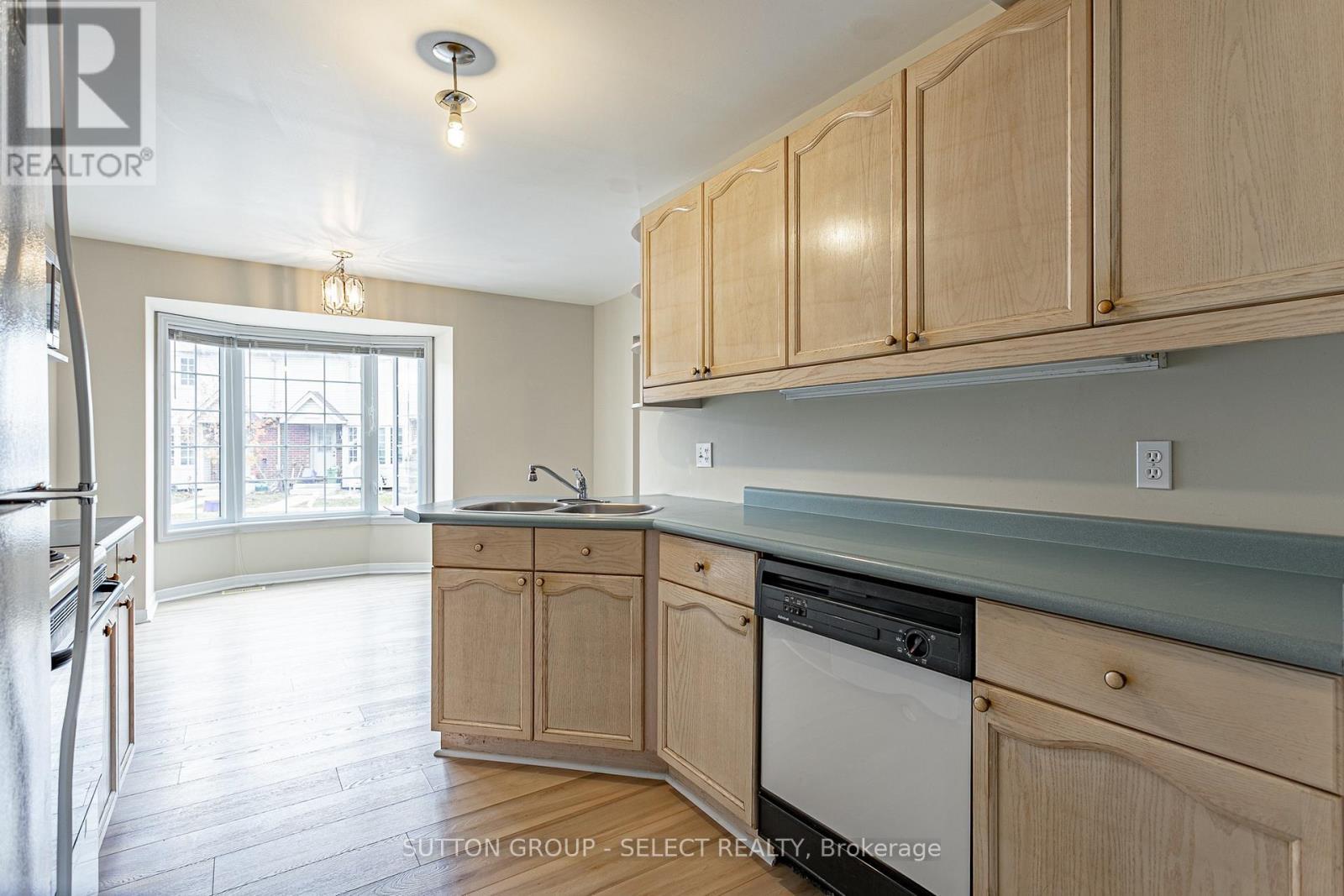 27 - 50 Chapman Court, London North (North L), ON - Indoor Photo Showing Kitchen With Double Sink