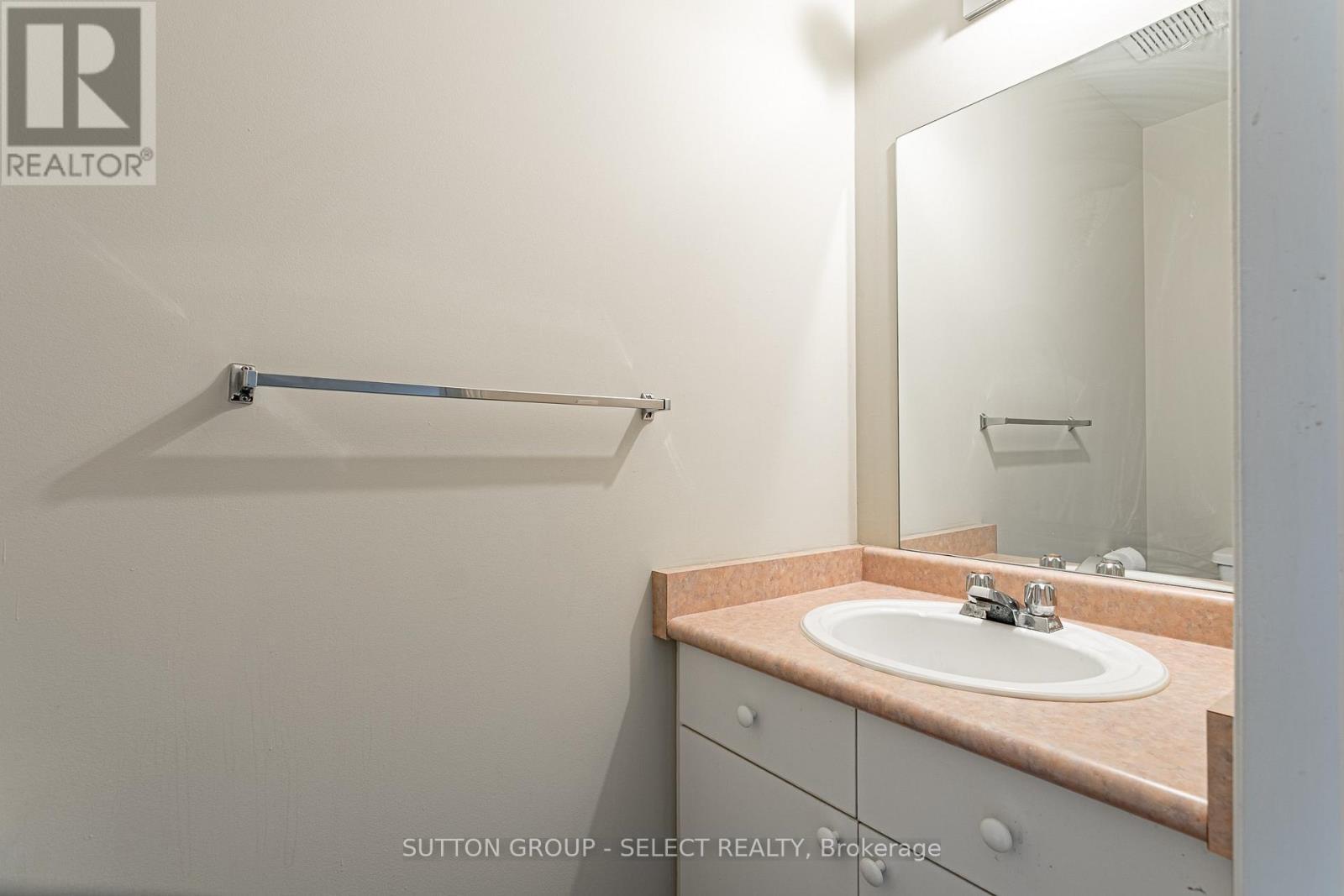 27 - 50 Chapman Court, London North (North L), ON - Indoor Photo Showing Bathroom