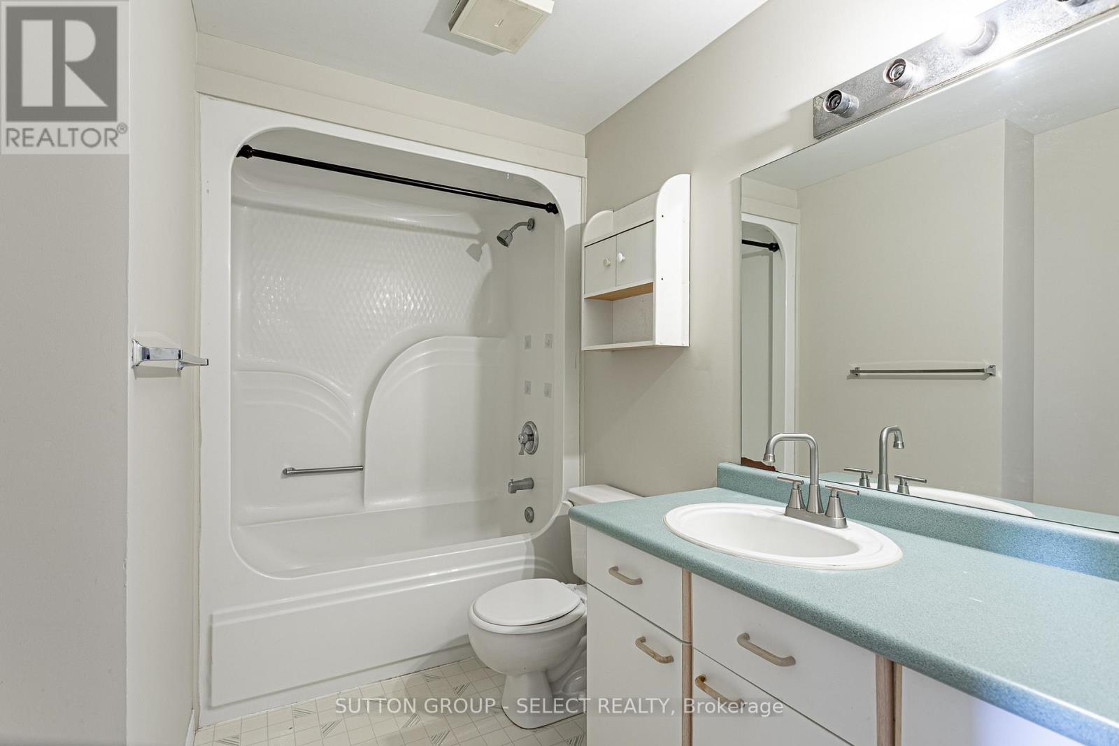 27 - 50 Chapman Court, London North (North L), ON - Indoor Photo Showing Bathroom