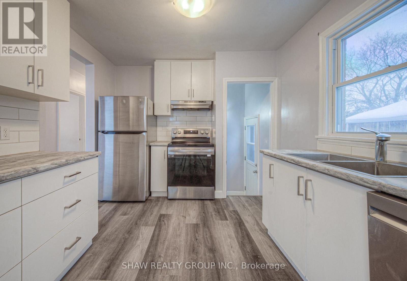 184 Patricia Avenue, Kitchener, ON - Indoor Photo Showing Kitchen With Double Sink With Upgraded Kitchen