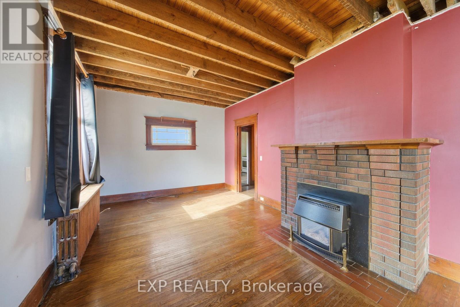 160 Head Street N, Norfolk, ON - Indoor Photo Showing Living Room With Fireplace
