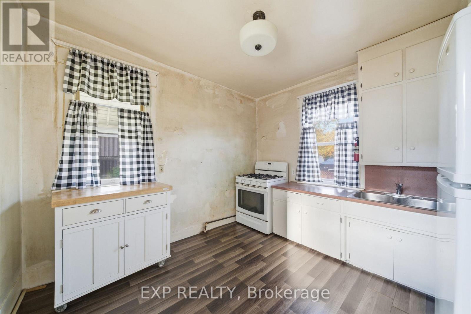 160 Head Street N, Norfolk, ON - Indoor Photo Showing Kitchen