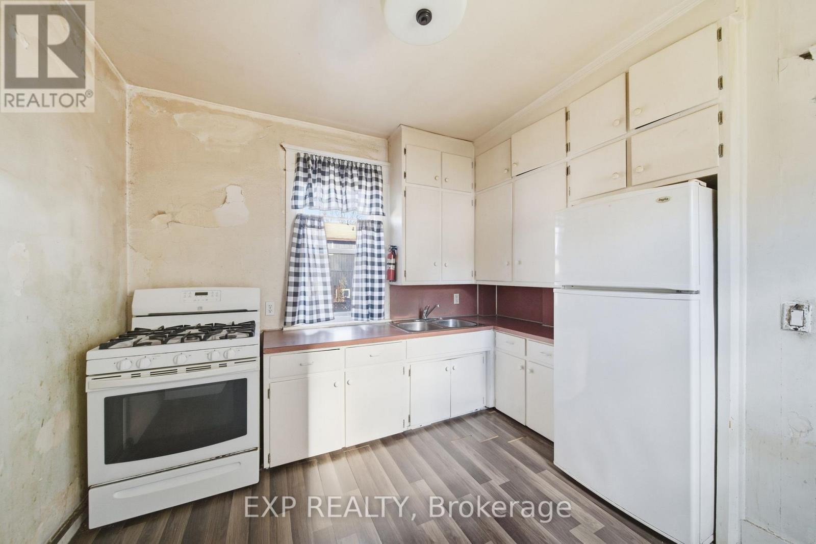 160 Head Street N, Norfolk, ON - Indoor Photo Showing Kitchen With Double Sink