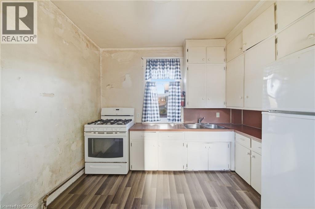 160 Head Street N, Simcoe, ON - Indoor Photo Showing Kitchen With Double Sink