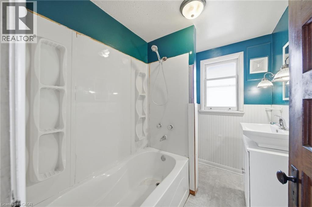 160 Head Street N, Simcoe, ON - Indoor Photo Showing Bathroom