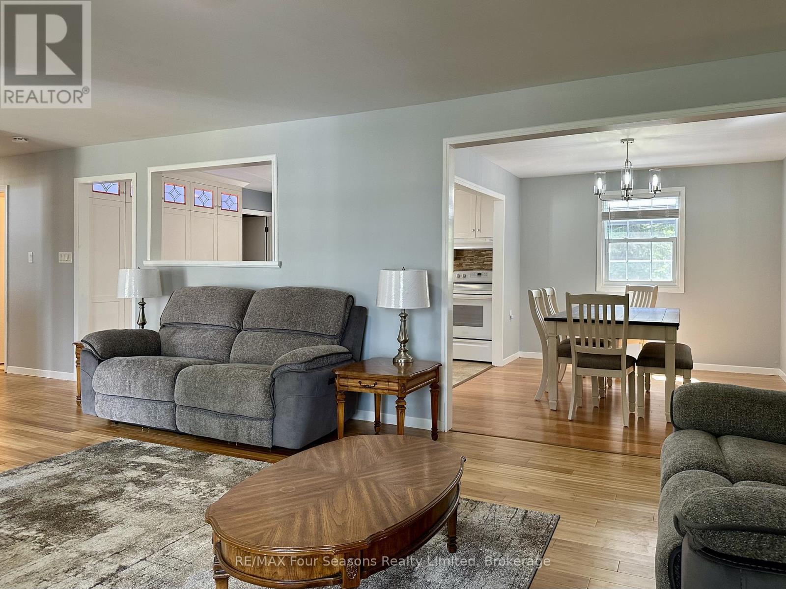207 Christopher Street, Clearview (Stayner), ON - Indoor Photo Showing Living Room