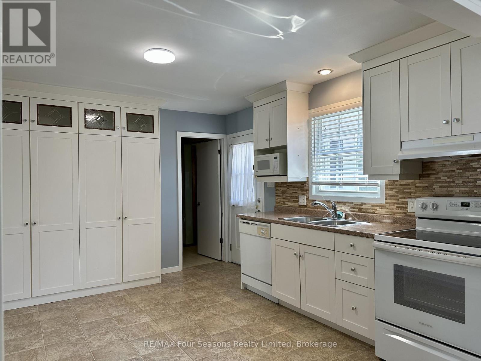 207 Christopher Street, Clearview (Stayner), ON - Indoor Photo Showing Kitchen With Double Sink