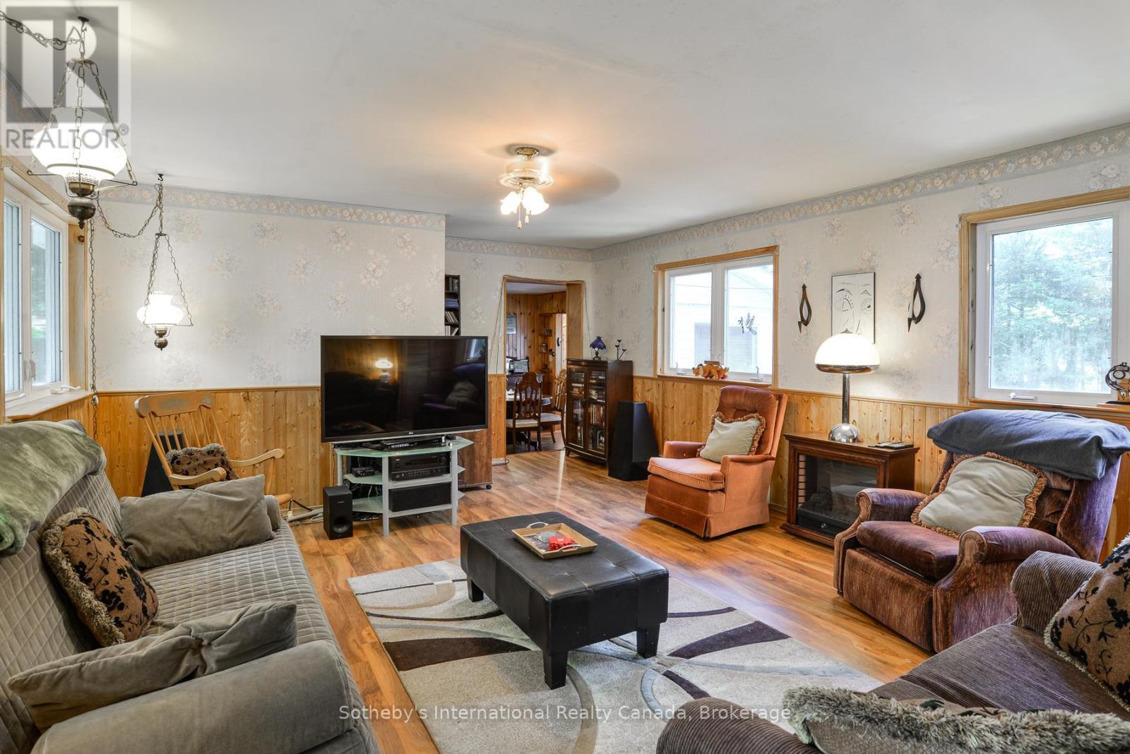 1145 South Morrison Lake Road, Gravenhurst (Wood (Gravenhurst)), ON - Indoor Photo Showing Living Room