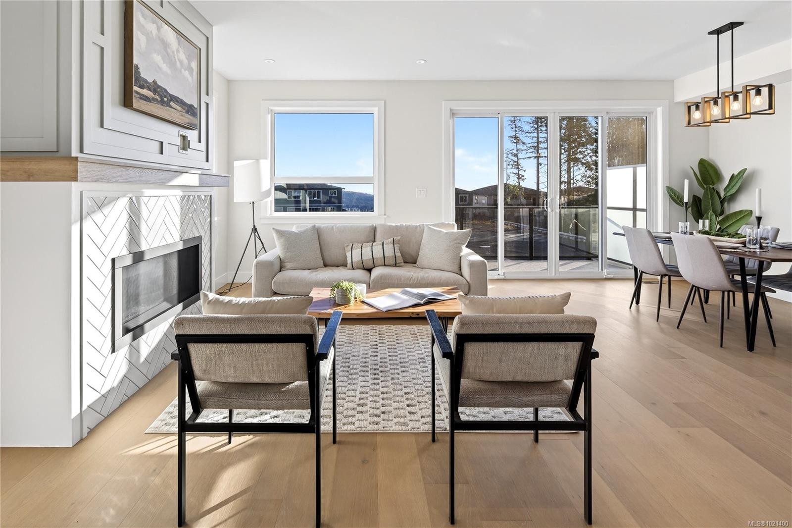 1544 Marble Pl, Langford, BC - Indoor Photo Showing Living Room With Fireplace