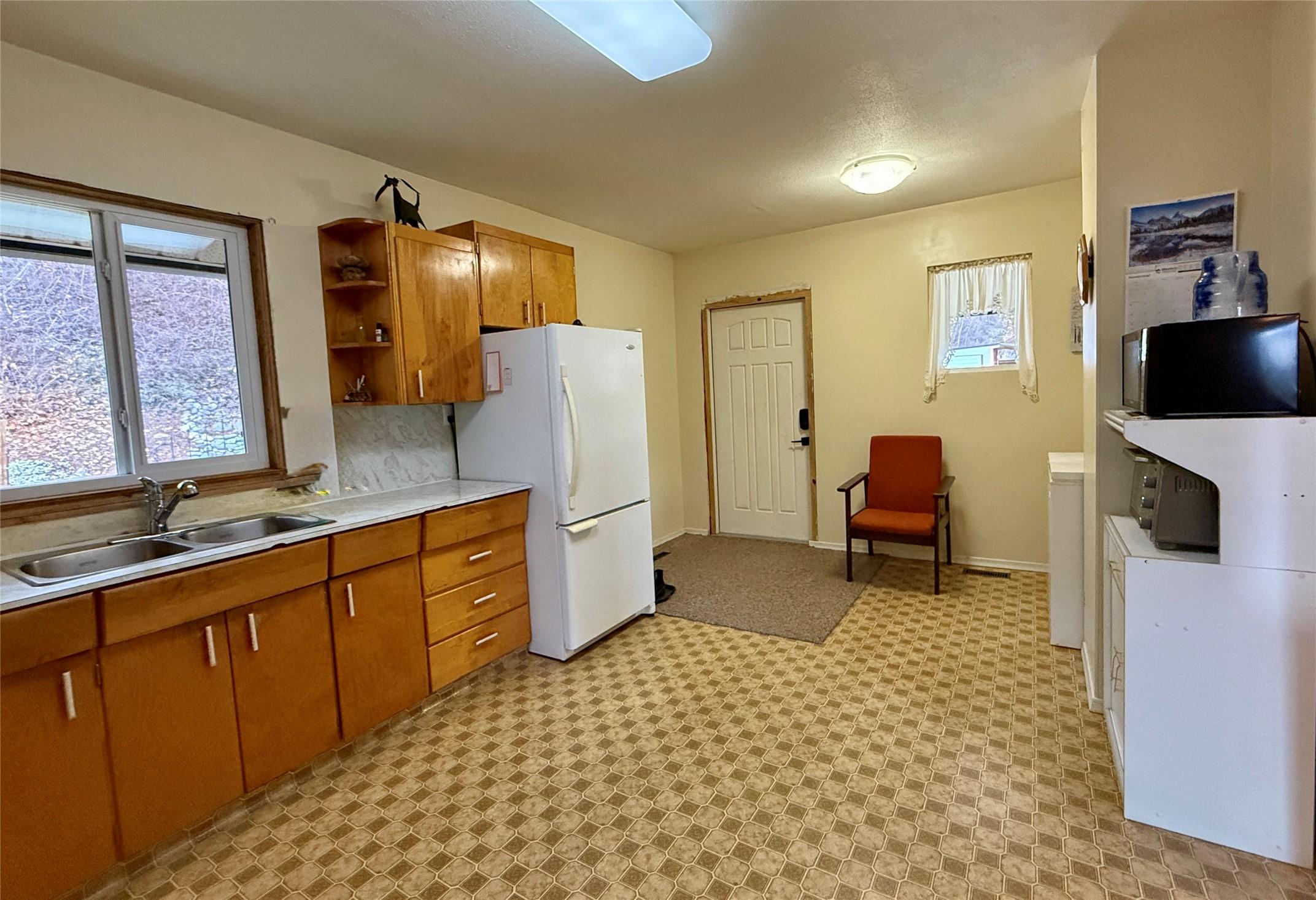 311 302Nd Avenue, Kimberley, BC - Indoor Photo Showing Kitchen With Double Sink