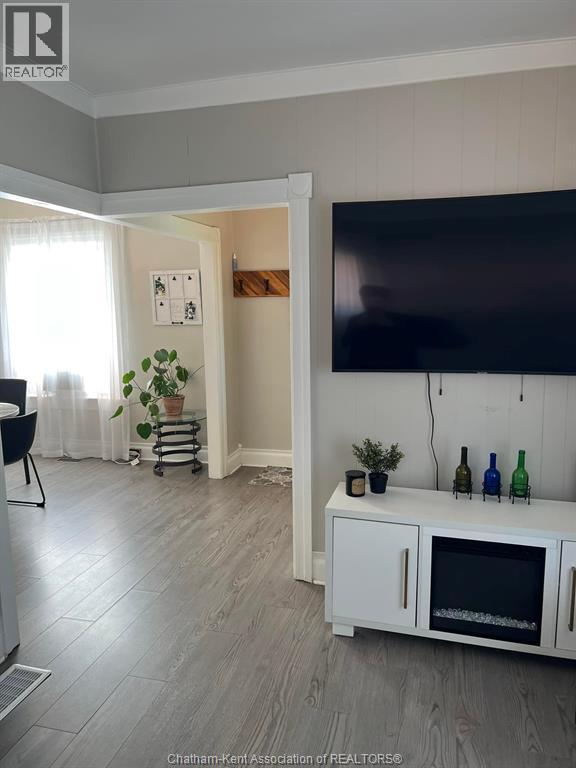 43 Elizabeth Street, Chatham, ON - Indoor Photo Showing Living Room With Fireplace