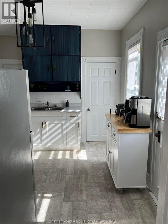 43 Elizabeth Street, Chatham, ON - Indoor Photo Showing Kitchen With Double Sink