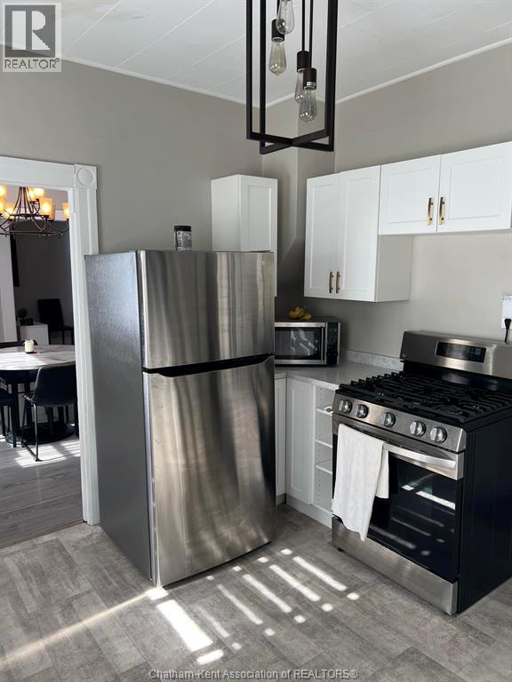 43 Elizabeth Street, Chatham, ON - Indoor Photo Showing Kitchen With Stainless Steel Kitchen