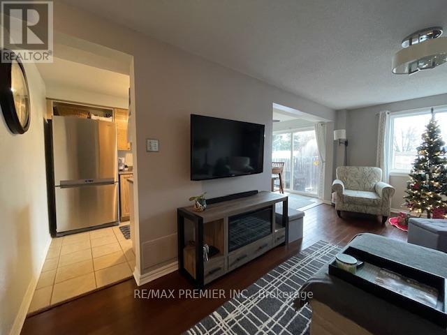 105 Courtney Crescent, Barrie, ON - Indoor Photo Showing Living Room