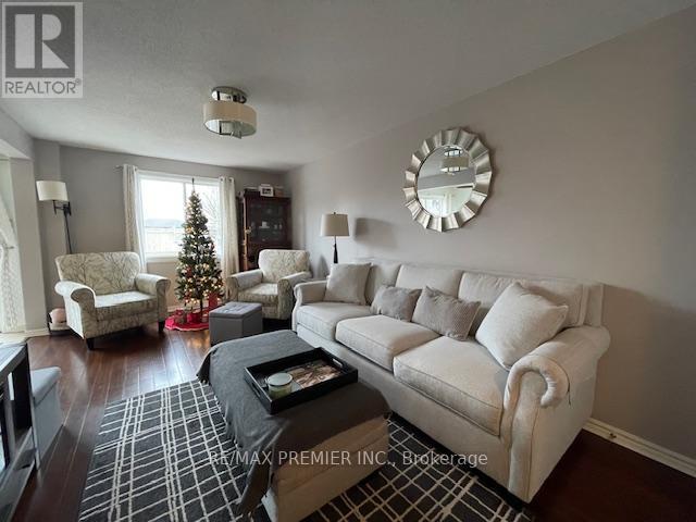 105 Courtney Crescent, Barrie, ON - Indoor Photo Showing Living Room