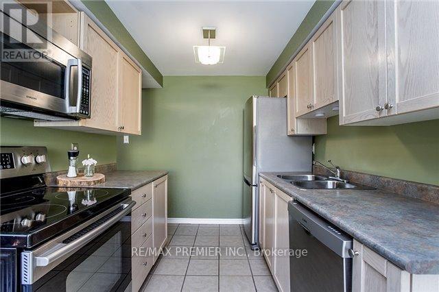 105 Courtney Crescent, Barrie, ON - Indoor Photo Showing Kitchen With Double Sink