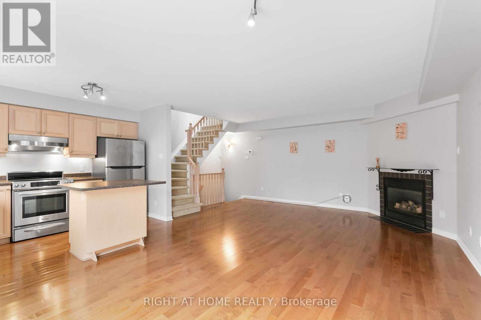 4 Thorburn Private, Ottawa, ON - Indoor Photo Showing Kitchen