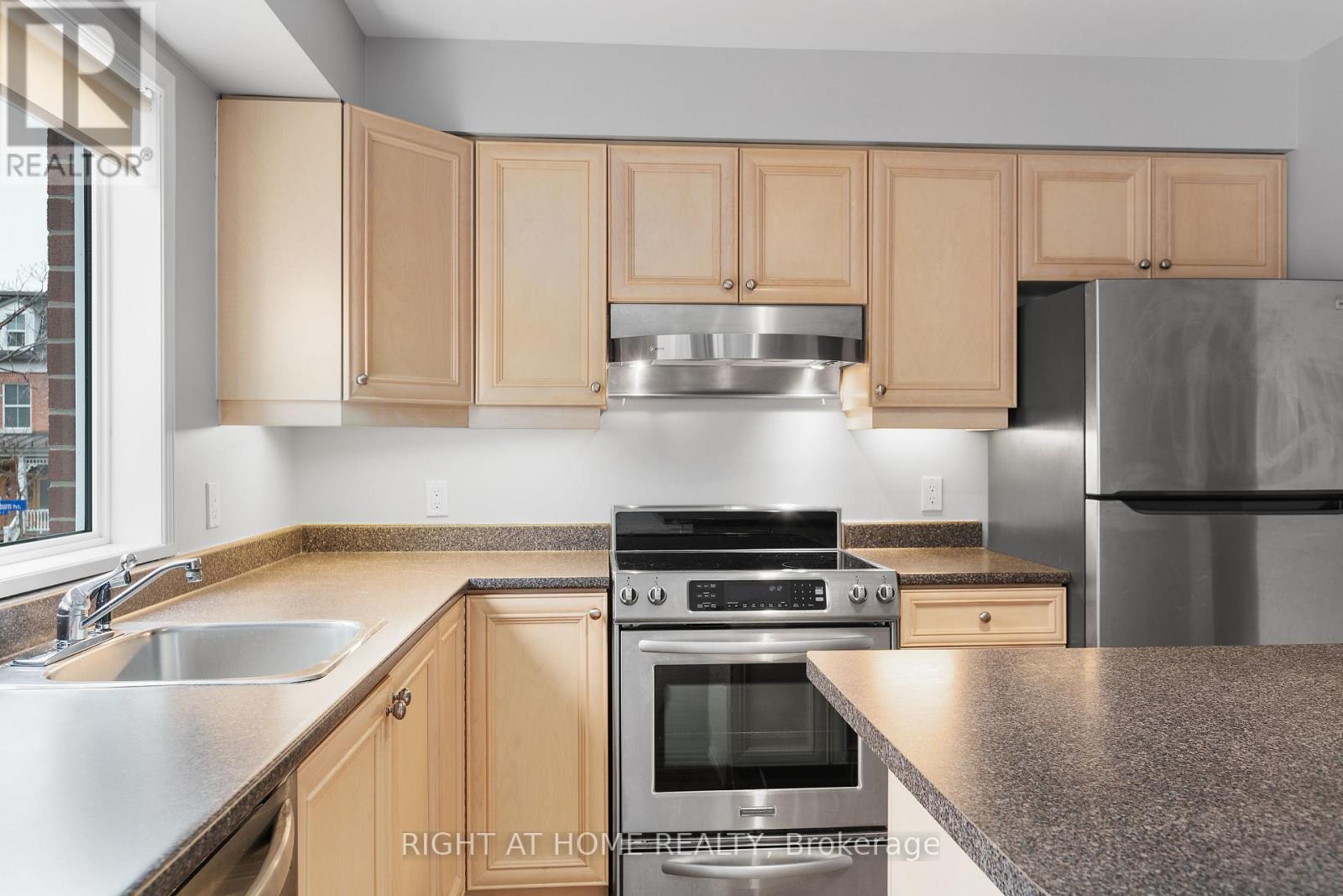 4 Thorburn Private, Ottawa, ON - Indoor Photo Showing Kitchen