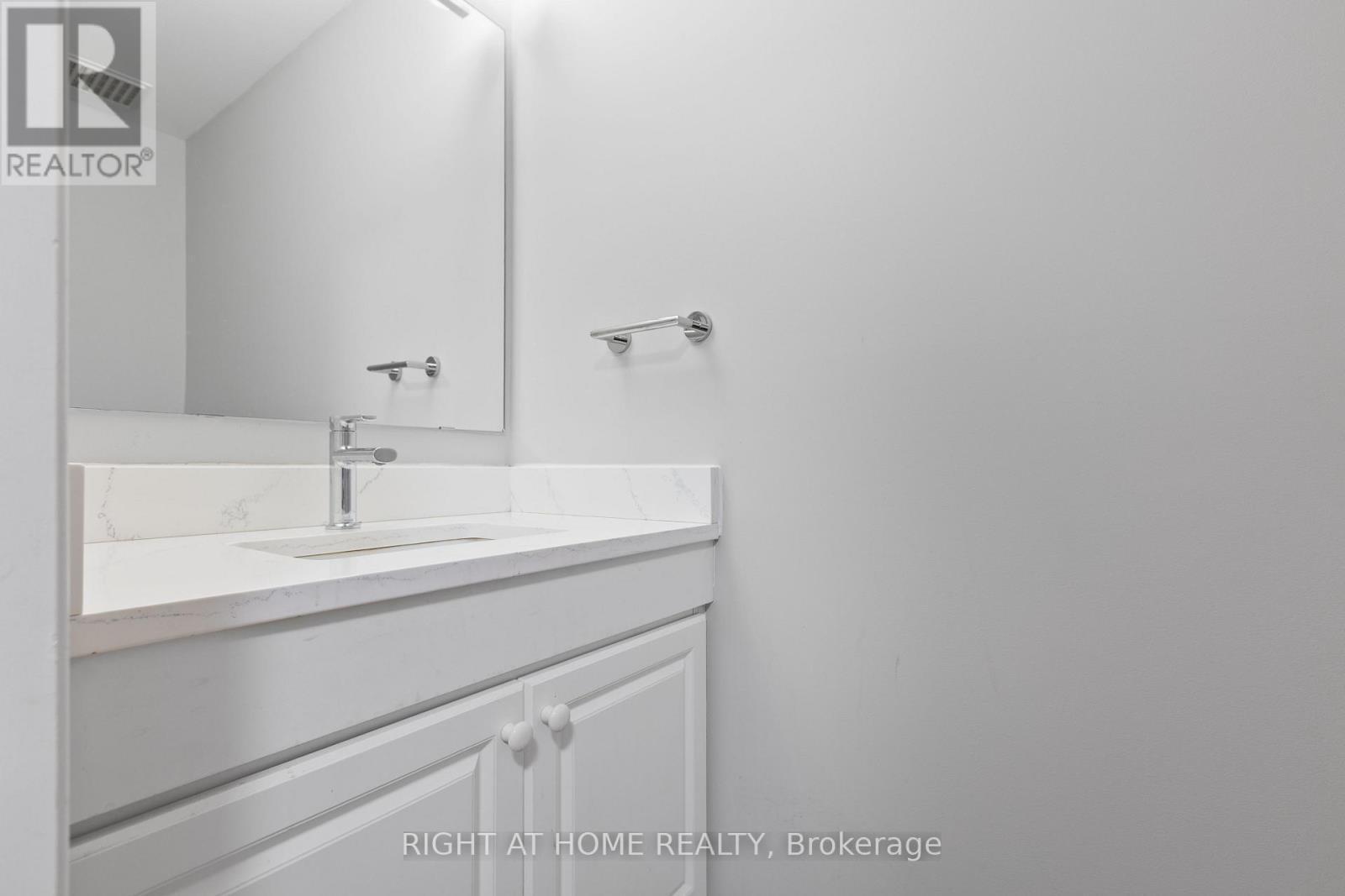 4 Thorburn Private, Ottawa, ON - Photo Showing Bathroom