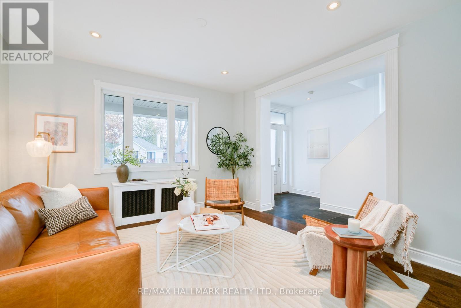 22 Sharpe Street, Toronto, ON - Indoor Photo Showing Living Room