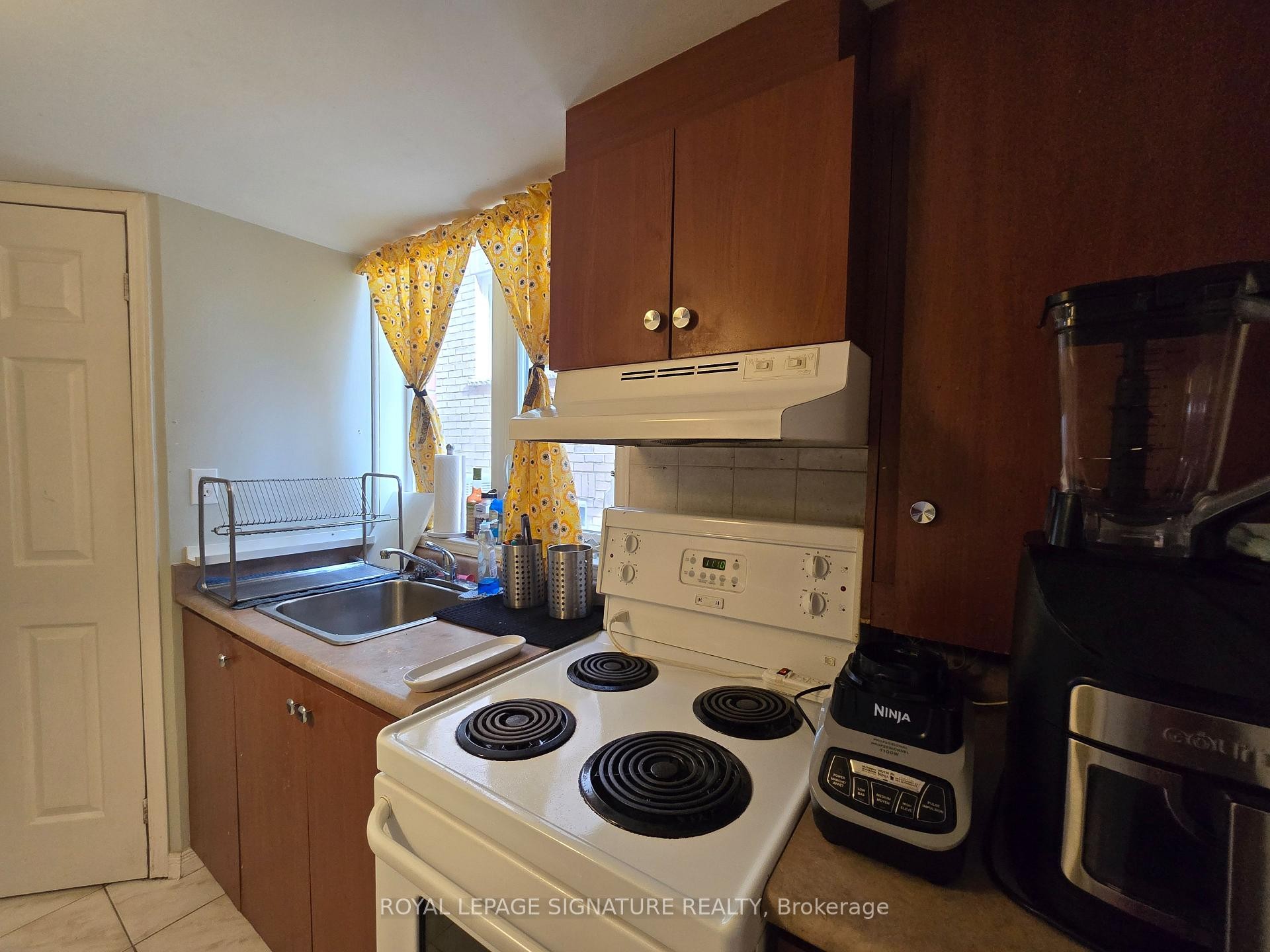 Lower-8 St Eugene Street, Brampton, ON - Indoor Photo Showing Kitchen