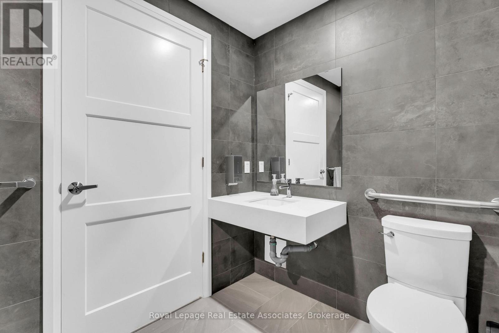 1212 - 93 Arthur Street S, Guelph, ON - Indoor Photo Showing Bathroom