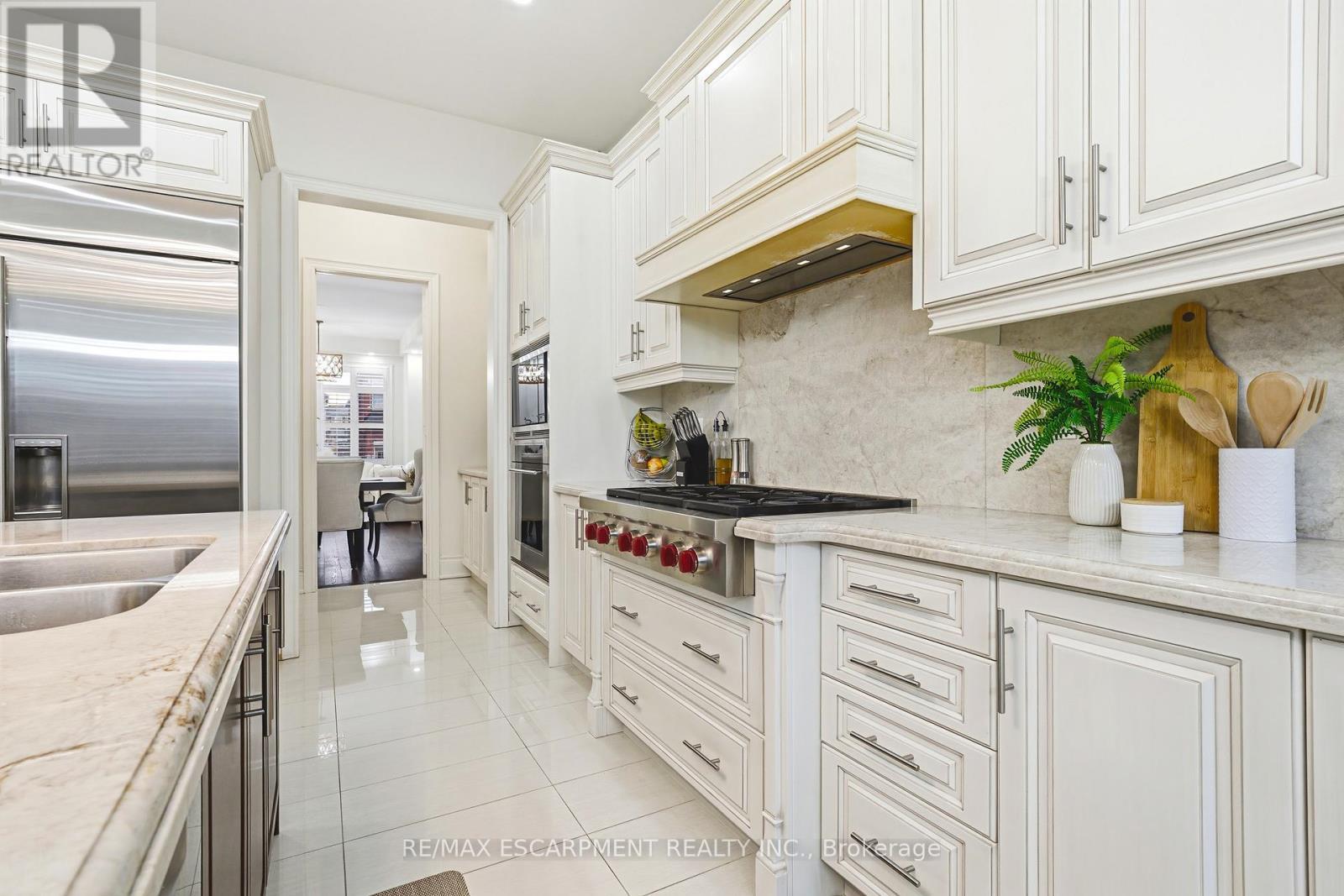 60 Golden Hawk Drive, Hamilton, ON - Indoor Photo Showing Kitchen With Double Sink With Upgraded Kitchen