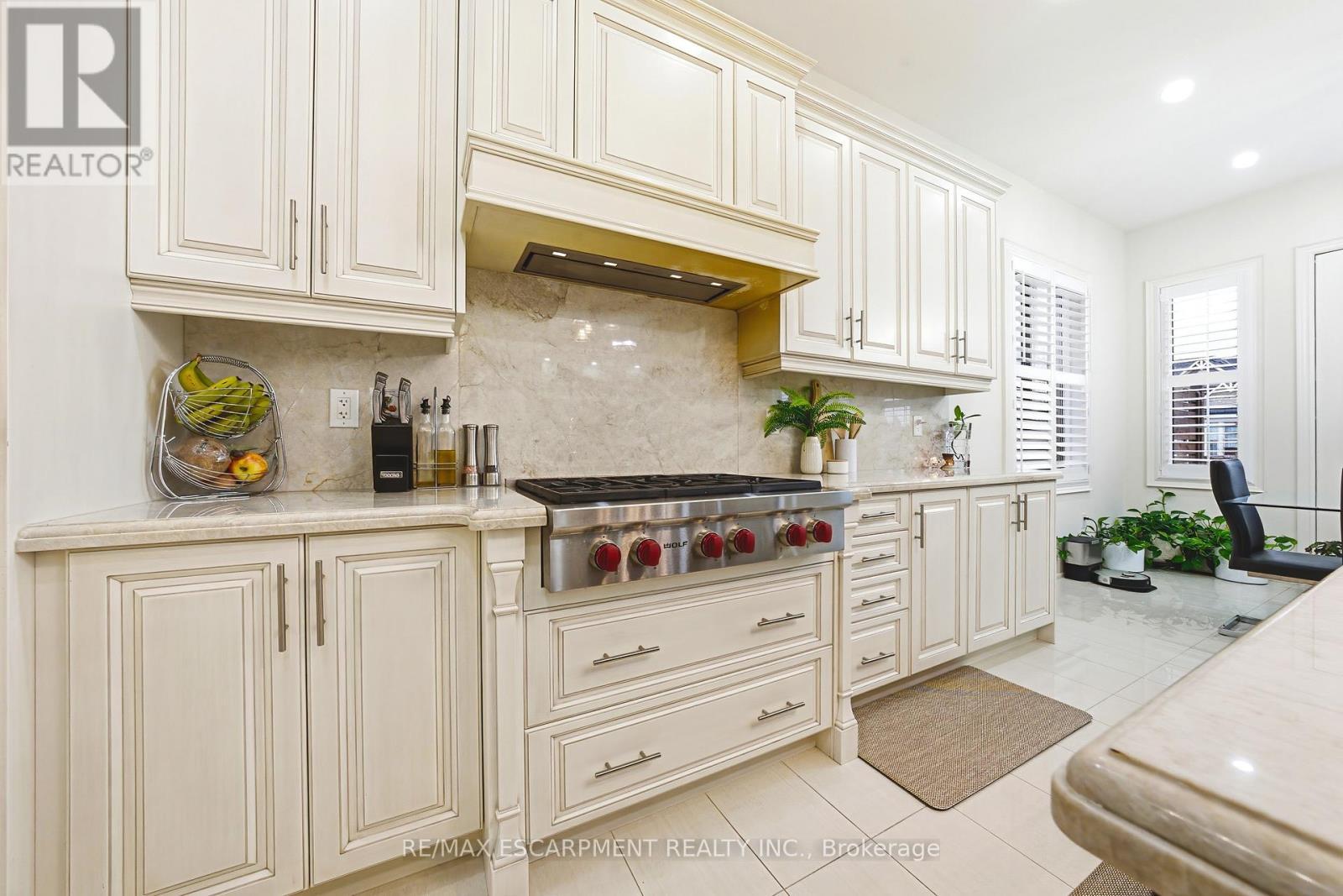 60 Golden Hawk Drive, Hamilton, ON - Indoor Photo Showing Kitchen With Upgraded Kitchen