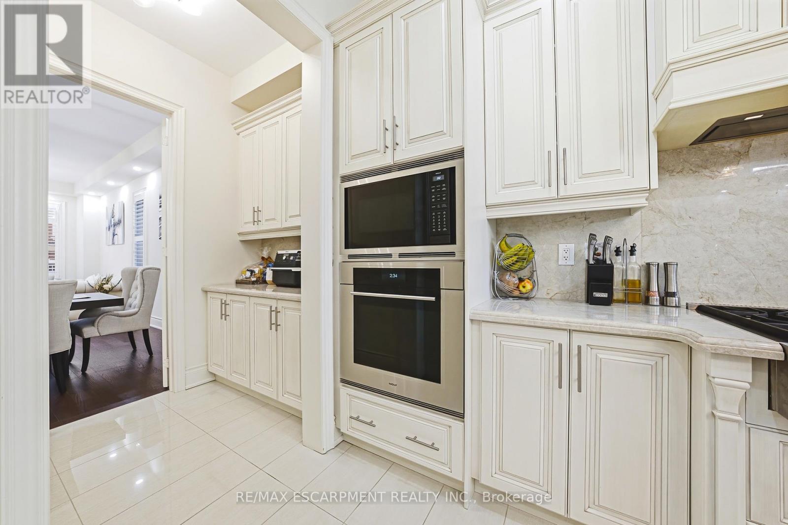 60 Golden Hawk Drive, Hamilton, ON - Indoor Photo Showing Kitchen