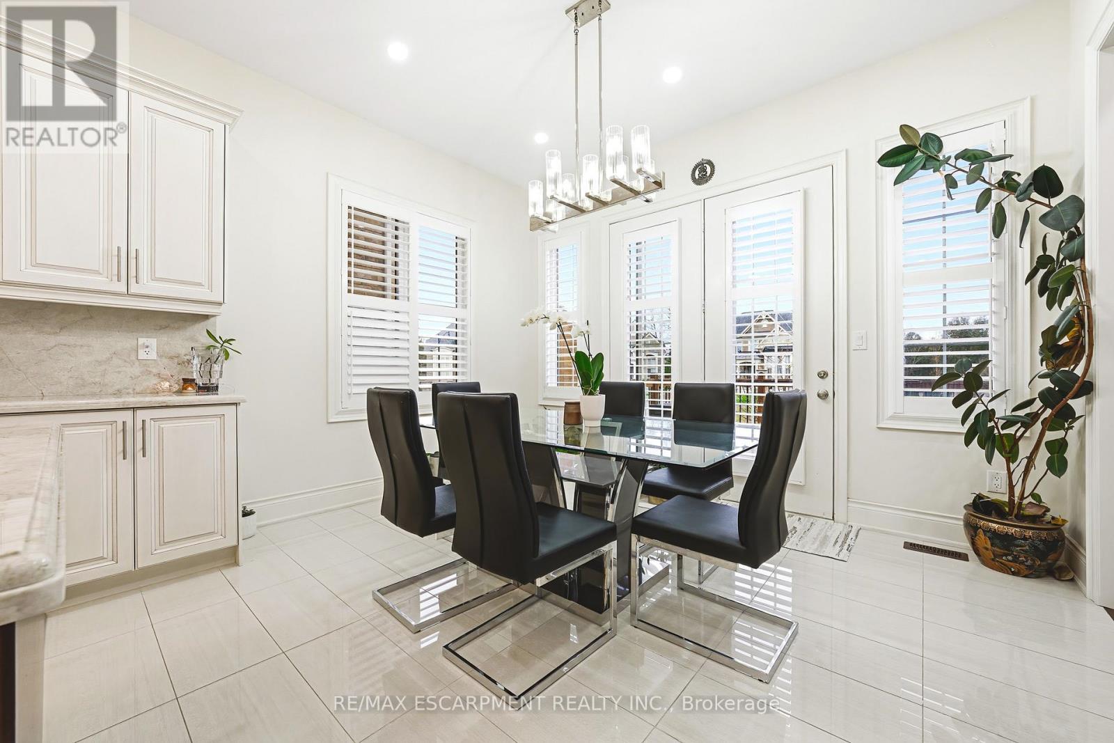 60 Golden Hawk Drive, Hamilton, ON - Indoor Photo Showing Dining Room