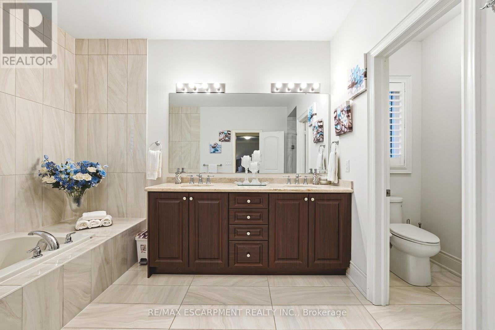 60 Golden Hawk Drive, Hamilton, ON - Indoor Photo Showing Bathroom