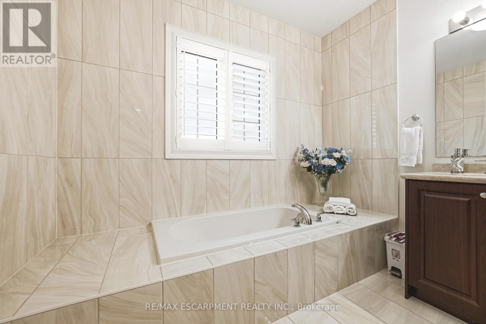 60 Golden Hawk Drive, Hamilton, ON - Indoor Photo Showing Bathroom