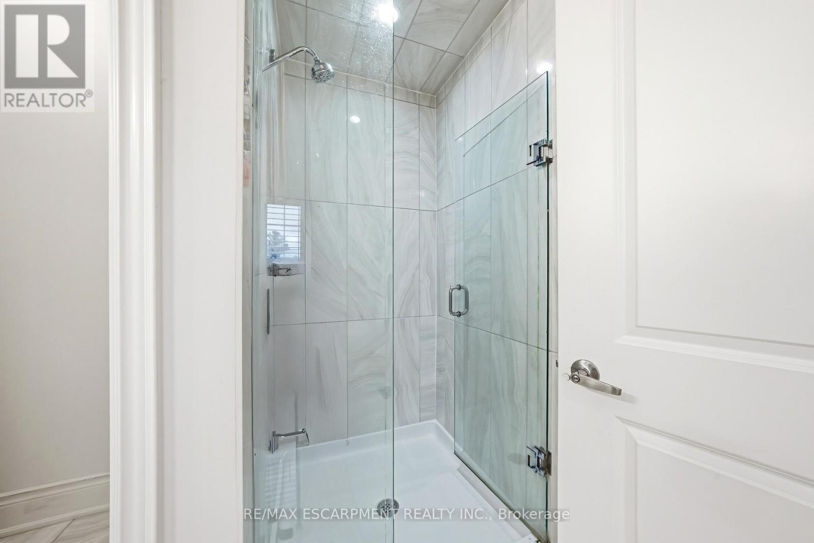 60 Golden Hawk Drive, Hamilton, ON - Indoor Photo Showing Bathroom