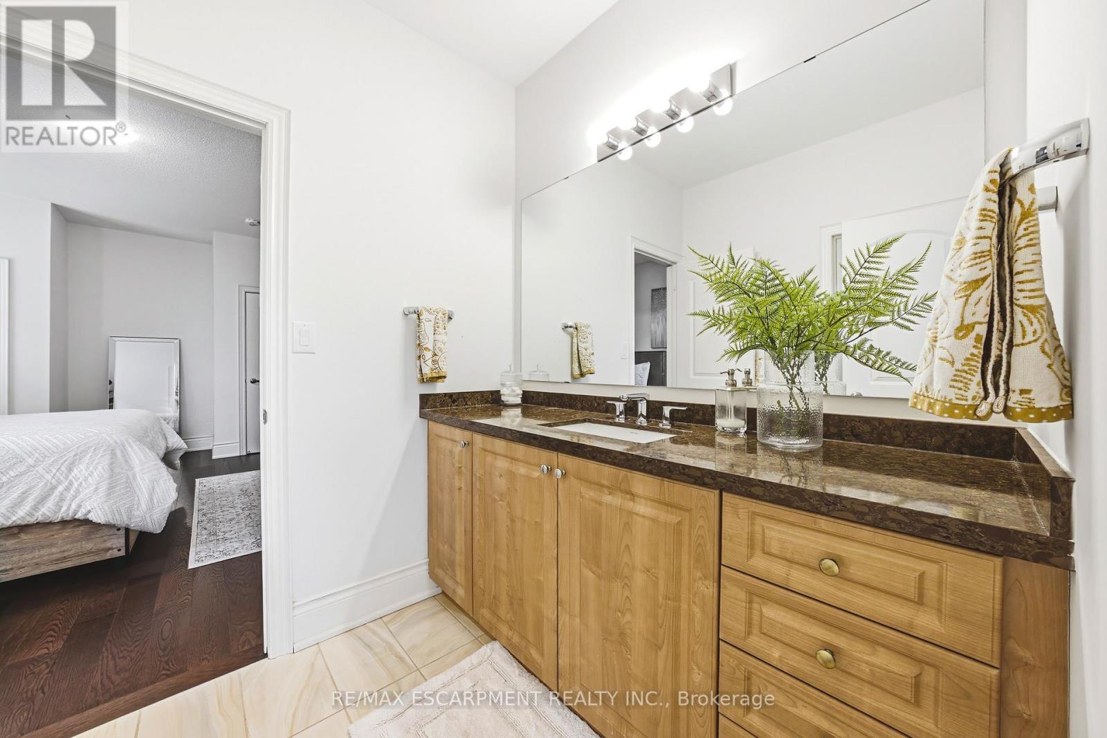 60 Golden Hawk Drive, Hamilton, ON - Indoor Photo Showing Bathroom