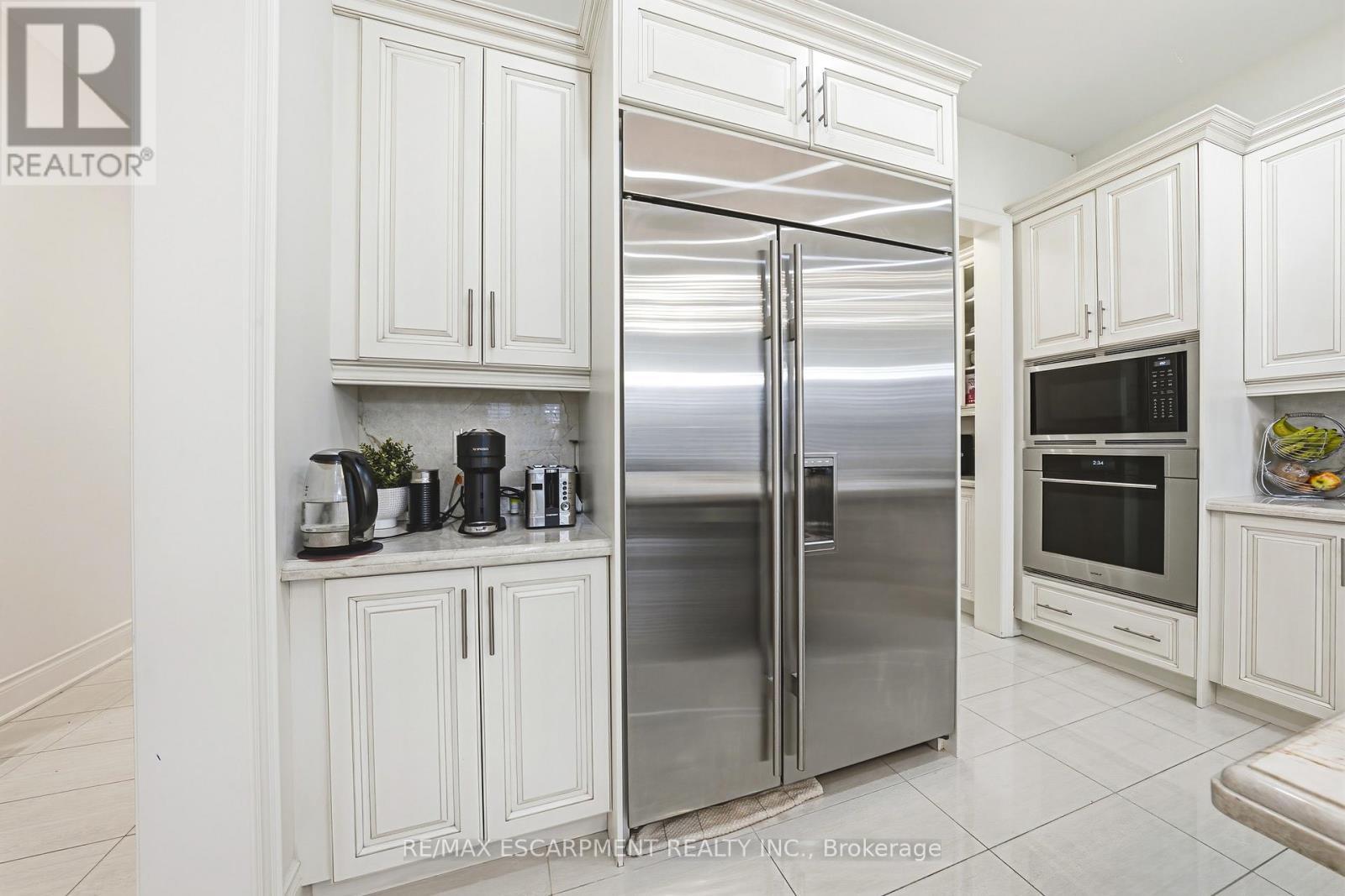 60 Golden Hawk Drive, Hamilton, ON - Indoor Photo Showing Kitchen