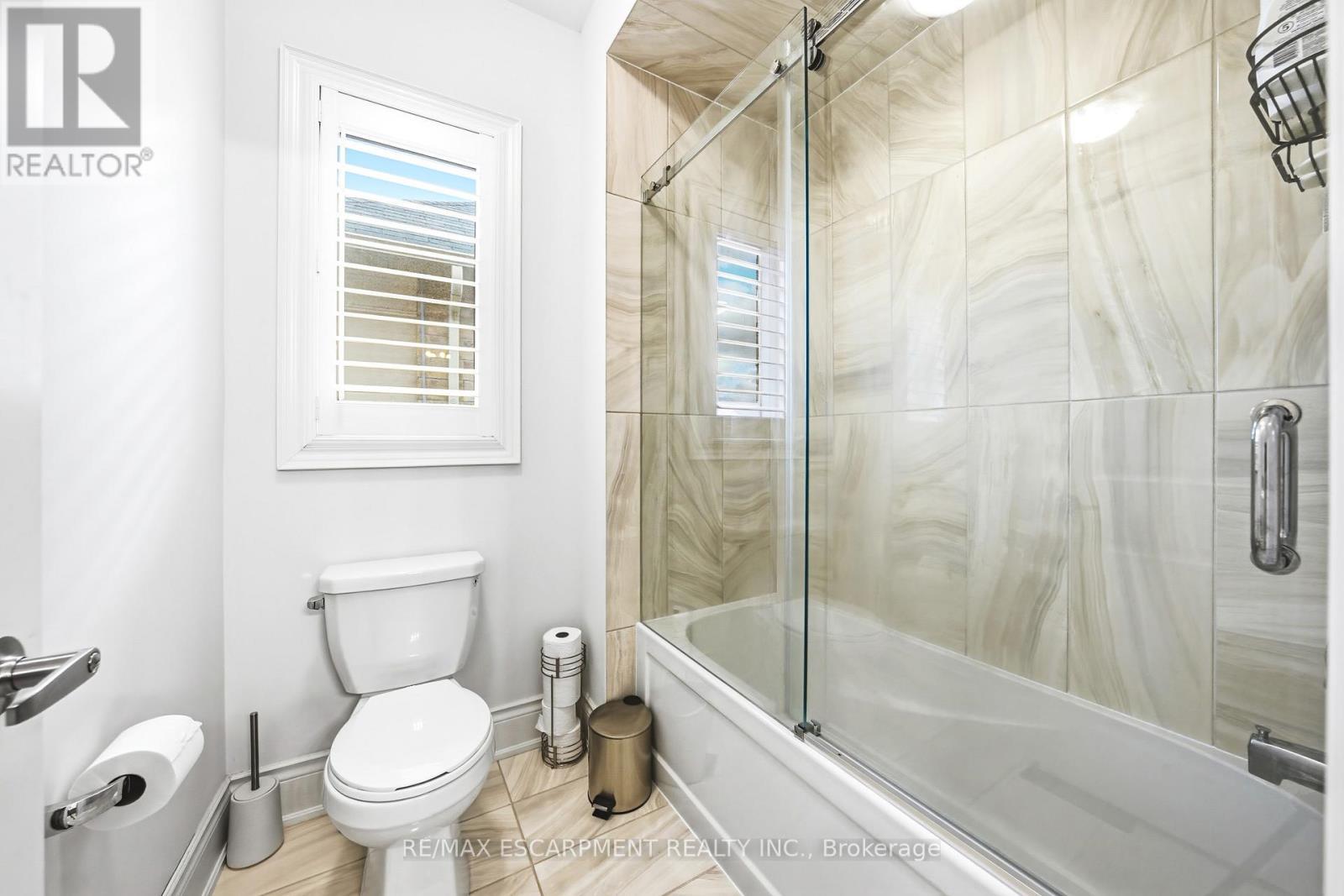 60 Golden Hawk Drive, Hamilton, ON - Indoor Photo Showing Bathroom