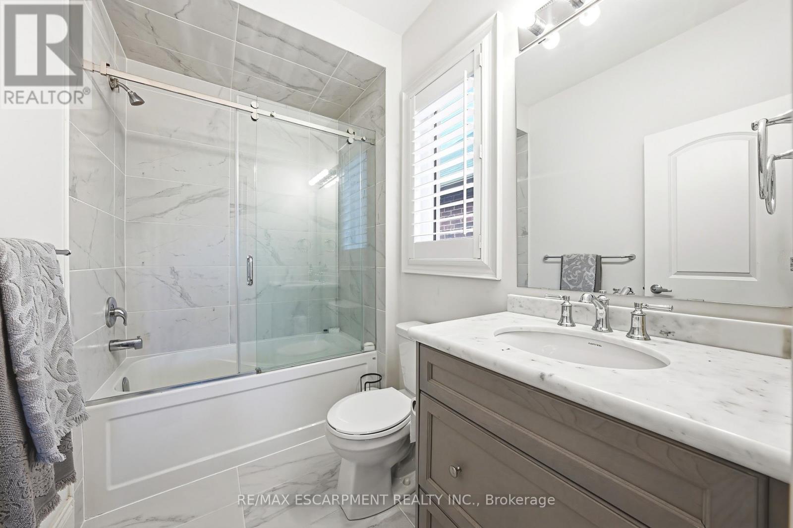 60 Golden Hawk Drive, Hamilton, ON - Indoor Photo Showing Bathroom