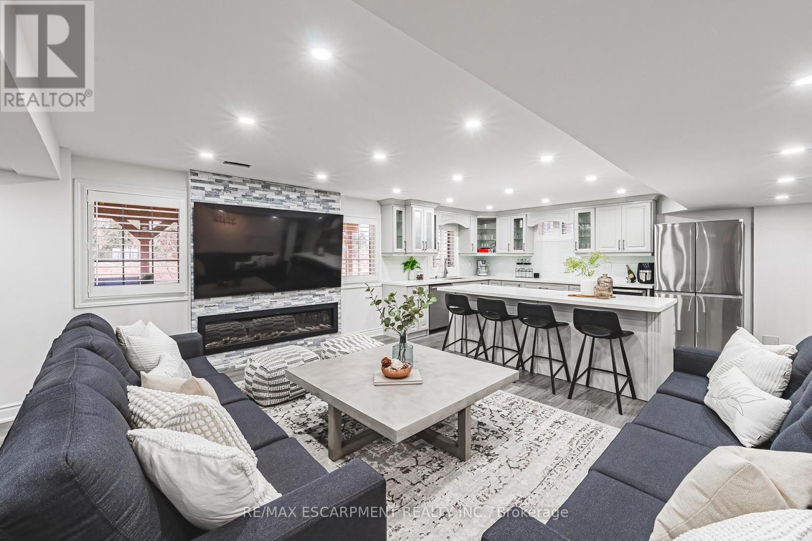60 Golden Hawk Drive, Hamilton, ON - Indoor Photo Showing Living Room