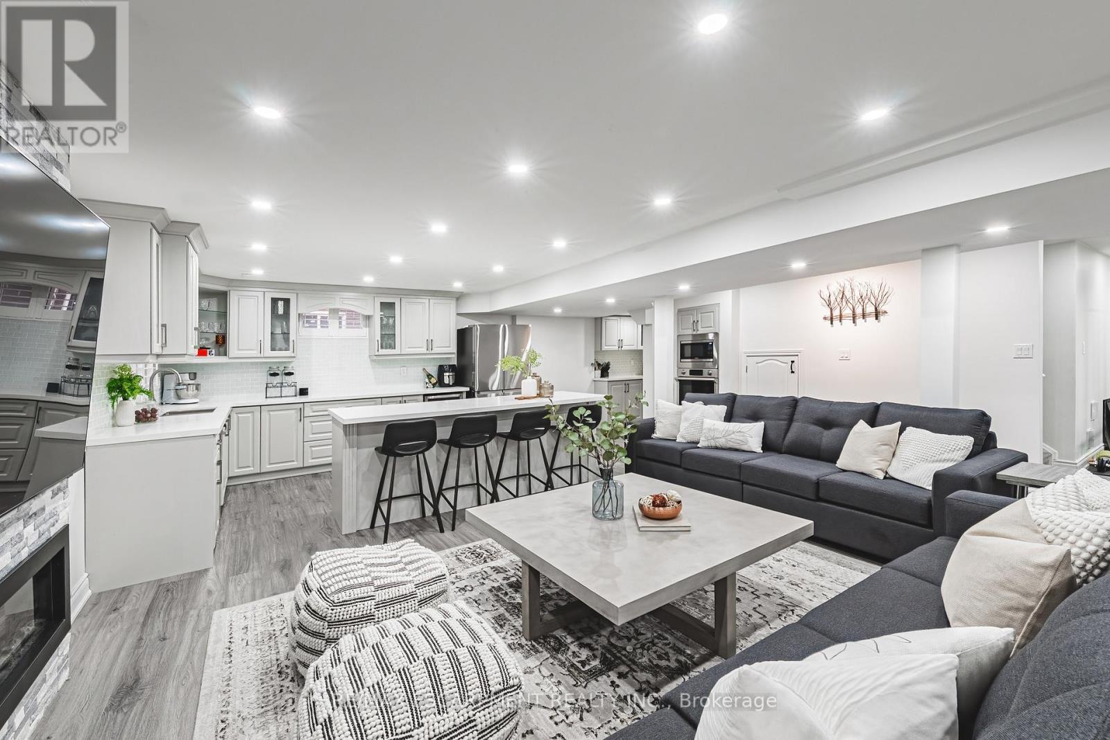 60 Golden Hawk Drive, Hamilton, ON - Indoor Photo Showing Living Room