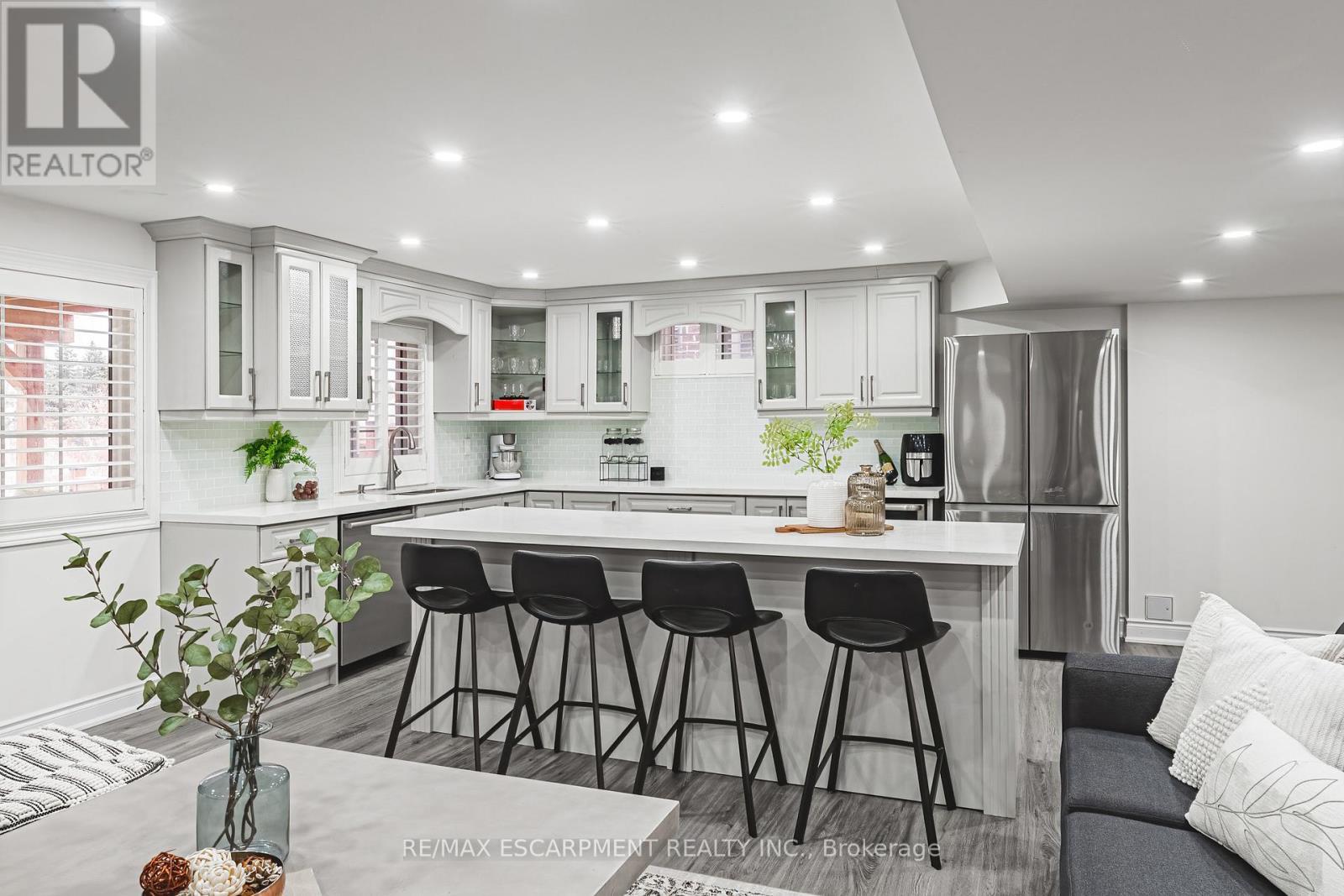 60 Golden Hawk Drive, Hamilton, ON - Indoor Photo Showing Kitchen