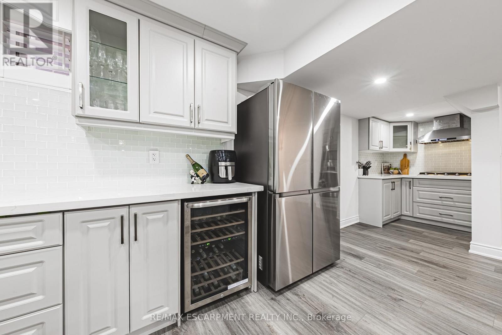 60 Golden Hawk Drive, Hamilton, ON - Indoor Photo Showing Kitchen