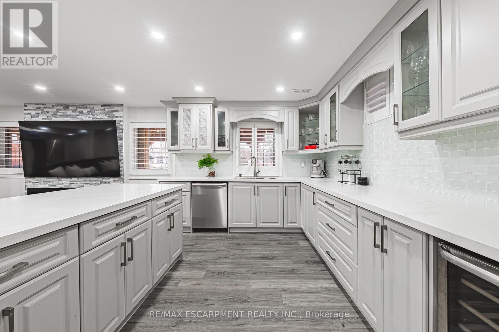 60 Golden Hawk Drive, Hamilton, ON - Indoor Photo Showing Kitchen With Upgraded Kitchen