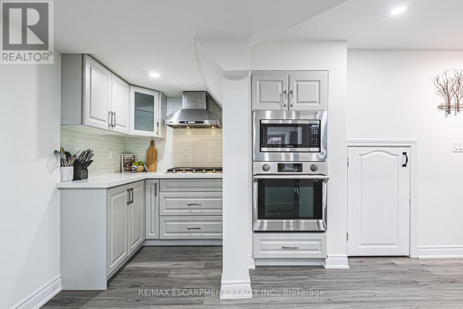 60 Golden Hawk Drive, Hamilton, ON - Indoor Photo Showing Kitchen