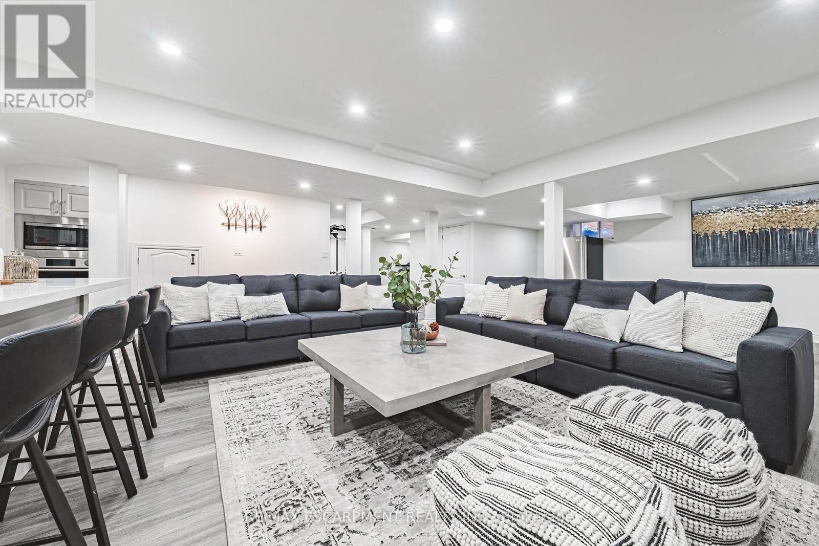 60 Golden Hawk Drive, Hamilton, ON - Indoor Photo Showing Living Room