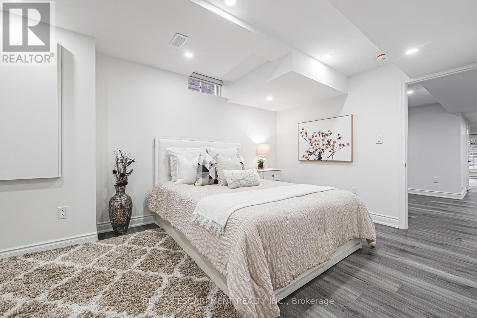 60 Golden Hawk Drive, Hamilton, ON - Indoor Photo Showing Bedroom