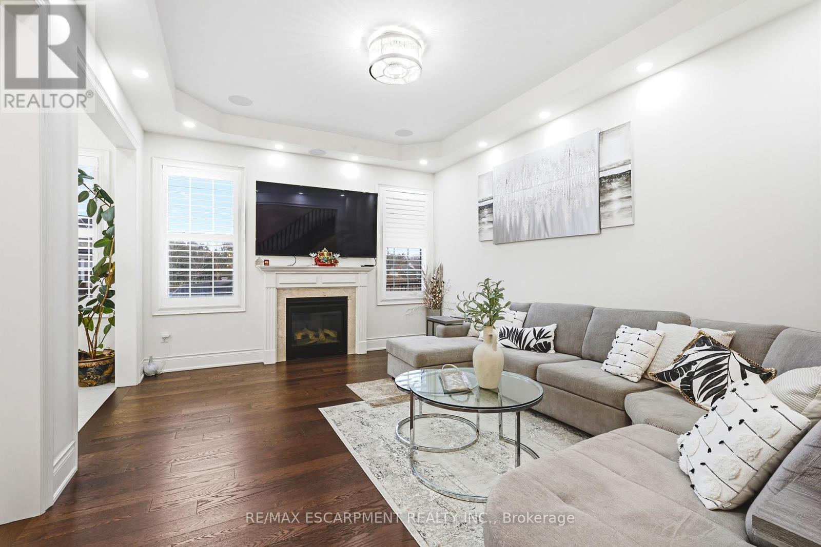 60 Golden Hawk Drive, Hamilton, ON - Indoor Photo Showing Living Room