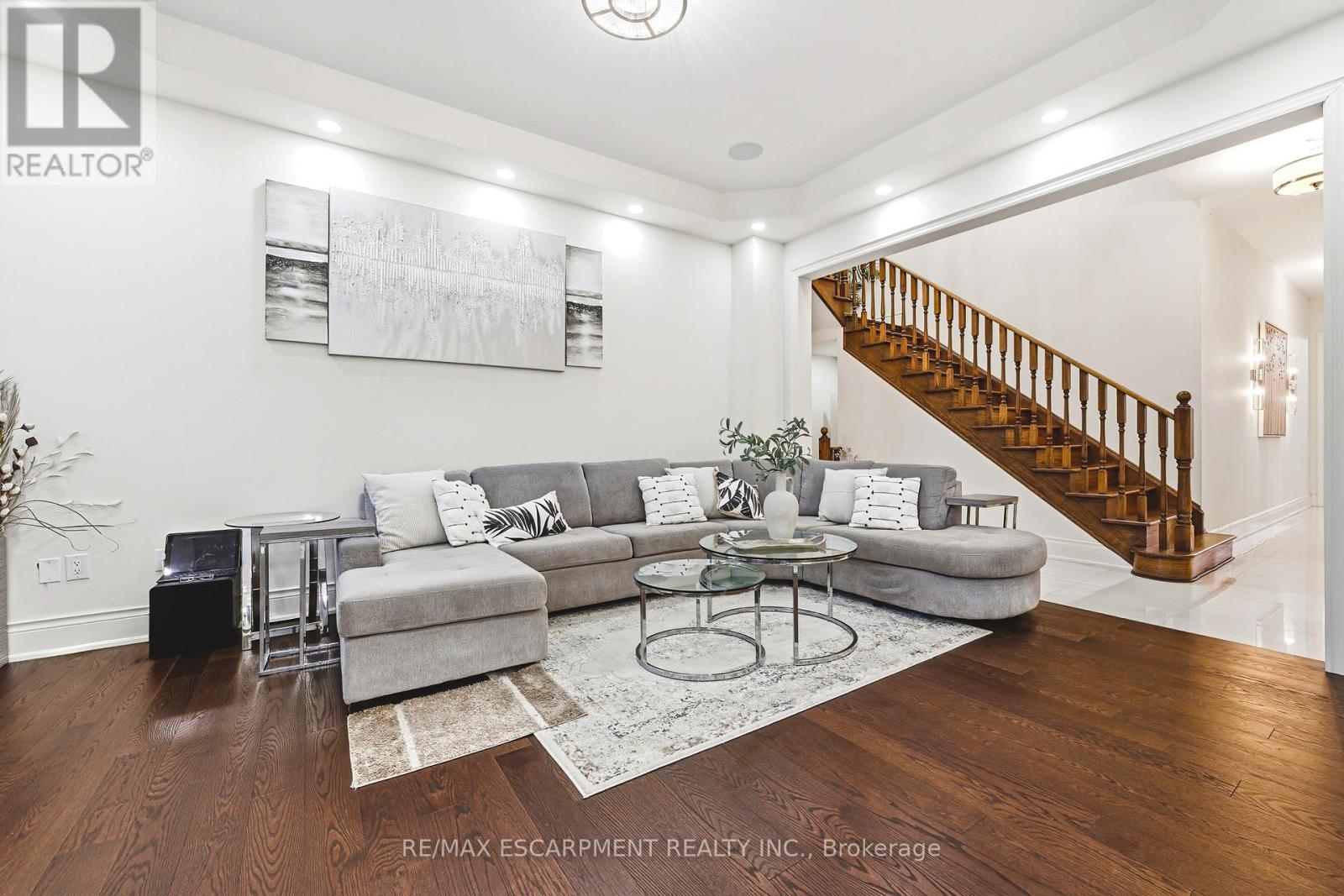 60 Golden Hawk Drive, Hamilton, ON - Indoor Photo Showing Living Room