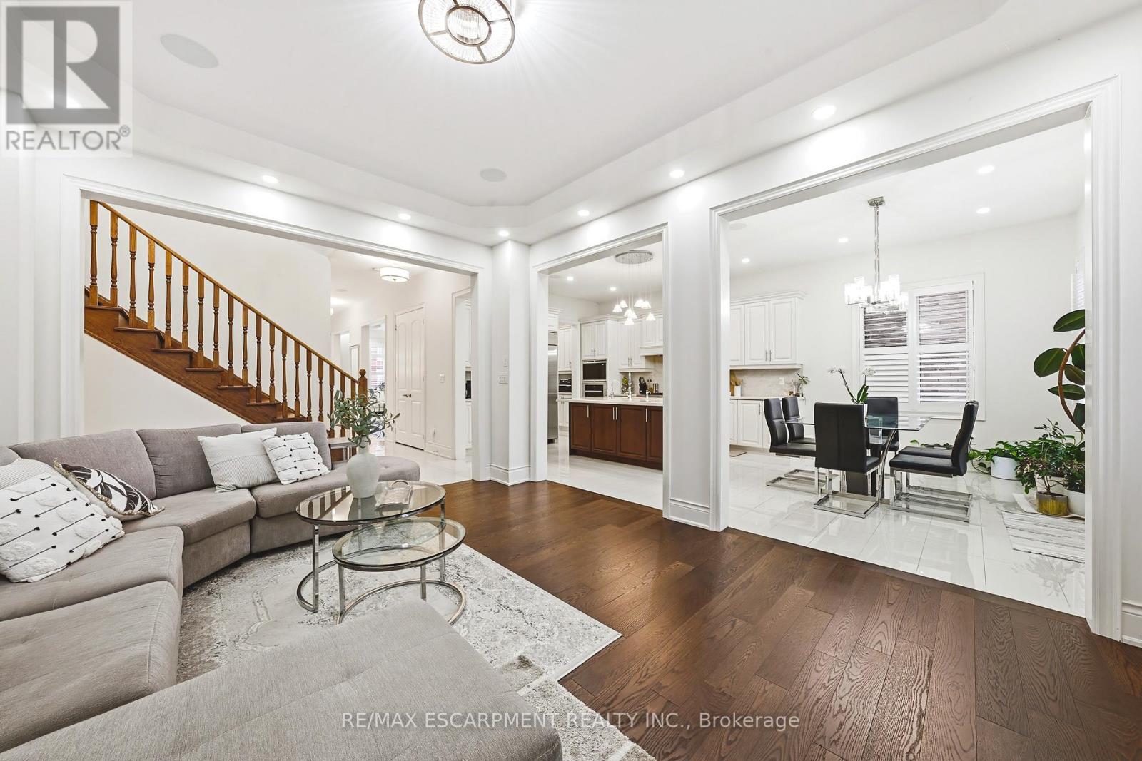 60 Golden Hawk Drive, Hamilton, ON - Indoor Photo Showing Living Room